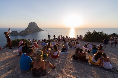 El atardecer en Cala d'Hort, desde donde se ve a pocos metros el islote de Es Vedra, en Ibiza, el 7 de agosto de 2022.