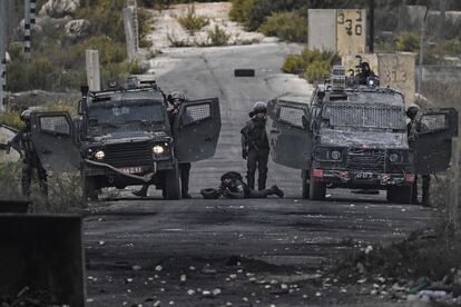 Tropas israelíes apuntan a un manifestante palestino durante los enfrentamientos que se han dado en Al-Bireh, tras una manifestación en solidaridad con los palestinos que se ha celebrado este jueves en la ciudad ocupada de Ramala, en Cisjordania.