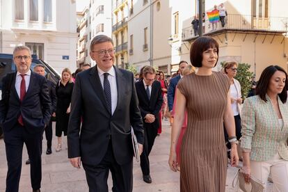 El president de la Generalitat en funciones, Ximo Puig, acompañado por la ministra de Ciencia, Diana Morant y varios de sus consellers, a su llegada a las Cortes Valencianas.