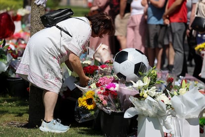 Una mujer deposita unas flores en homenaje al futbolista portugués del Liverpool Diogo Jota, fallecido en un accidente de tráfico cerca de Zamora, España.
