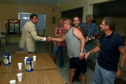 El conselleiro Javier Guerra saluda a los trabajadores de Clesa, el viernes pasado, en la planta. 