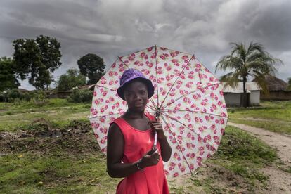 Sariya, de 17 años, cuenta que le gusta mucho leer pero que, desde que se casó, no ha vuelto a poner un pie en la escuela. “Quiero para mi hija otro futuro, que no deje las clases, que pueda elegir su camino”, cuenta esta adolescente