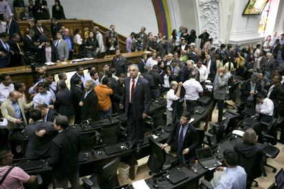 Cientos de personas ingresan a la fuerza al Palacio Legislativo para impedir una sesión especial en la que se discutiría un juicio político contra el presidente Nicolás Maduro. Varias personas resultaron heridas.