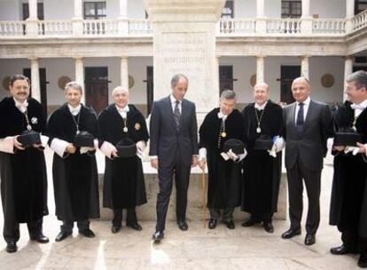 El presidente de la Comunidad Valenciana, Francisco Camps (centro), con los rectores de las universidades valencianas.