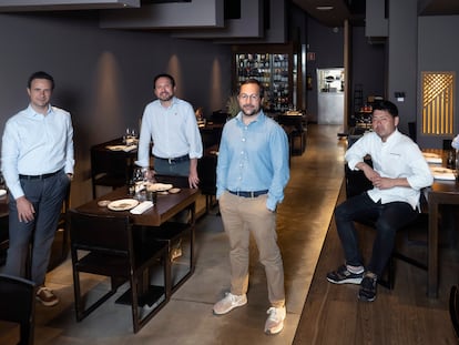 Desde la izquierda, Juan Molina-Martell, Ramón Jiménez, Borja Molina-Martell y Naoyuki Haginoya en el local de Nomo Gràcia, en Barcelona.