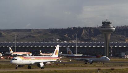 Aviones de Iberia ante la T-4 sat&eacute;lite de Barajas.