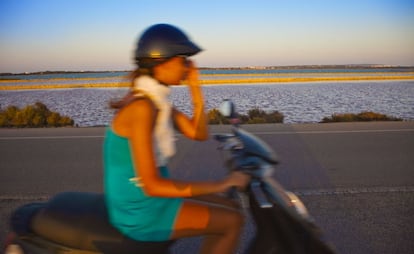 Las bicicletas y escúteres son medios de transporte muy comunes en Formentera.