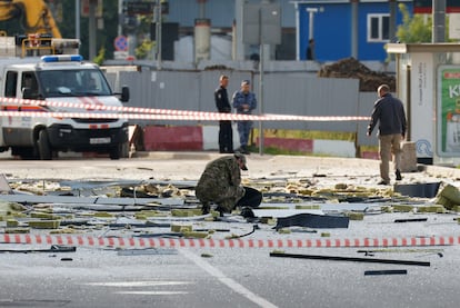 Los servicios de seguridad rusos analizan los escombros de un edificio impactado por un dron, este lunes en Moscú.