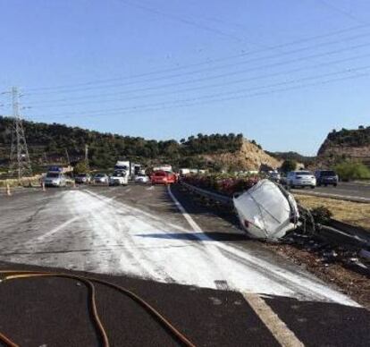 Imagen facilitada la Generalitat valenciana del punto donde ha volcado un camión con mercancía peligrosa en la A7 a la altura de Sagunto.