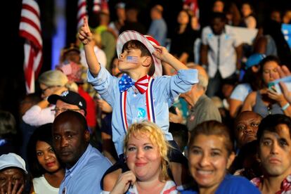 Un niño anima a la candidata demócrata durante un acto de la campaña electoral el 1 de noviembre, en Fort Lauderdale, Florida (EE UU).