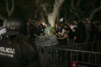 Un grupo de protestantes forcejean con los antidisturbios frente al Parlament.