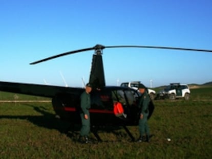Imagen de archivo de un helicóptero intervenido en una operación de la Guardia Civil contra el tráfico de droga en Cádiz.