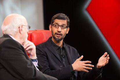 Sundar Pichai conversa con el periodista Walter Mossberg.