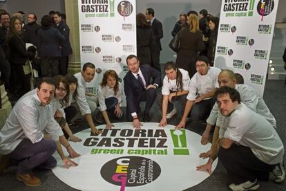 El alcalde de Vitoria, Javier Maroto, junto a alumnos de la Escuela de Hosteleria.