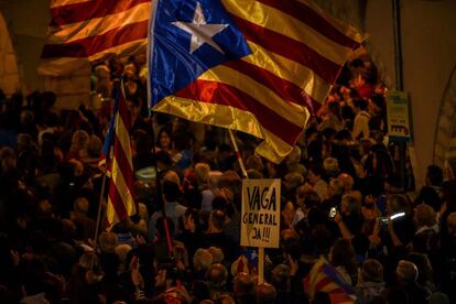 Banderas independentistas son ondeadas durante la protesta frente al Ayuntamiento de Barcelona.