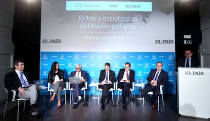 Antonio Román, alcalde de Guadalajara; Begoña Villacís, concejal de Ciudadanos en Madrid; Ramiro Aurín, director de la Asociación para la excelencia de los servicios públicos; Abel Caballero, alcalde de Vigo; Valeriano Gómez, economista y exministro de trabajo del PSOE; Vicente Olaya, redactor jefe de la sección de local de EL PAÍS; y Jorge Rivera, director adjunto del periódico