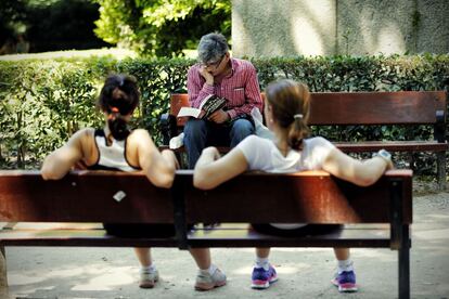 El parque del Retiro, punto de encuentro entre lectores y deportistas.