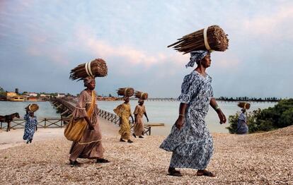 Imagen de octubre. Mujeres de la isla de Fadiouth, en Senegal, con Anna Ndiaye en primer plano. Ellas trabajan para preservar la calidad de alimentos como el cuscús. Les ayuda Slow Food.