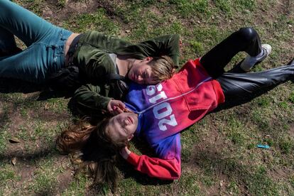 Johanna, de 27 años, juega con su hija Mora, de 10, en Buenos Aires, Argentina, el 9 de septiembre de 2019. Johanna se curó de la tuberculosis tras ocho meses de tratamiento y empezó a buscar un trabajo con la esperanza de encontrar un sitio en el que vivir con su hija.