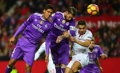 Sergio Ramos, rodeado por Varane y Ben Yedder, cabecea el bal&oacute;n que terminar&iacute;a en su propia porter&iacute;a.