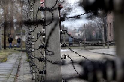 Vista de una sección de la alambrada del campo de exterminio de Auschwitz.