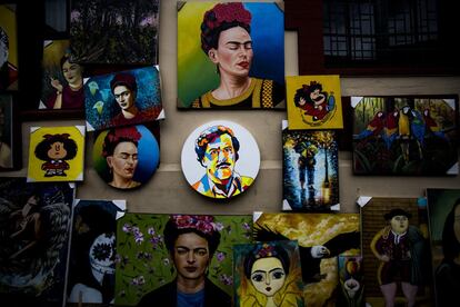 Venta ambulante de recuerdos en el centro de Bogotá, donde destaca una pintura del narco Pablo Escobar.