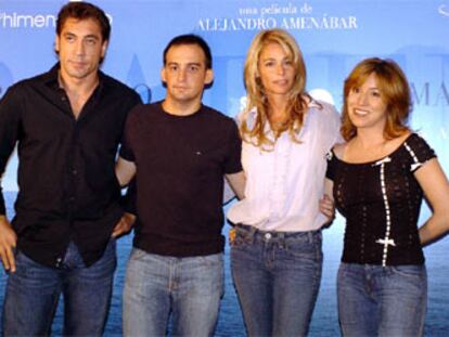 Amenábar, flanqueado por los protagonistas de la película.