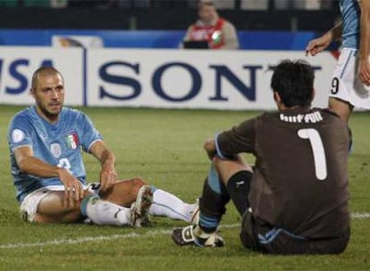 Buffon y Dossena se lamentan tras el gol marcado por el defensa en propia puerta.