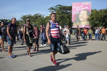 Migrantes cubanos caminan hacia la frontera con Costa Rica.