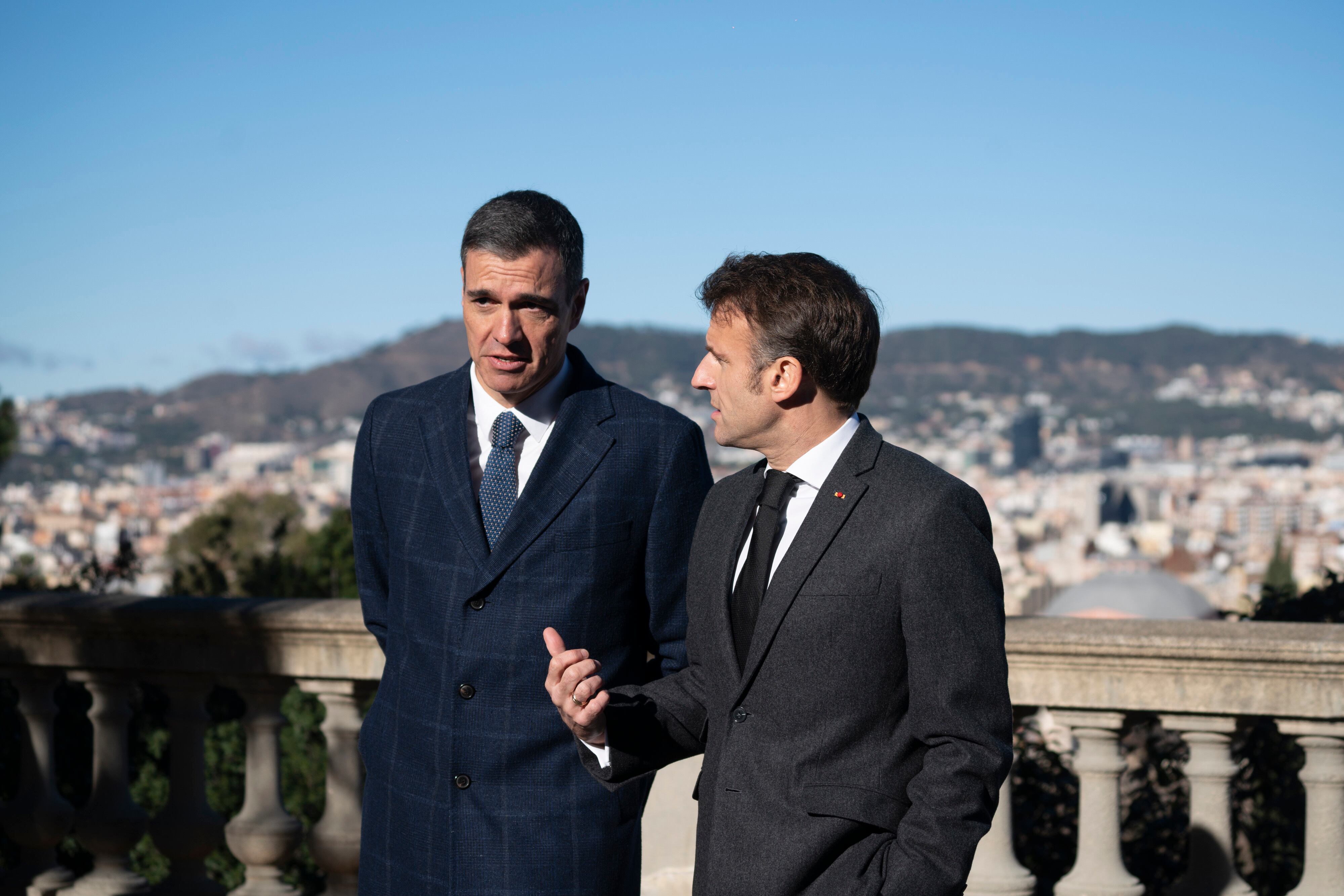 El presidente del Gobierno, Pedro Sánchez, y el presidente de la república francesa, Emmanuel Macron, en el Museo nacional de arte de Cataluña (MNAC). Gianluca Battista