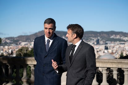 El presidente del Gobierno, Pedro Sánchez, y el presidente de la república francesa, Emmanuel Macron, en el Museo nacional de arte de Cataluña (MNAC). Gianluca Battista