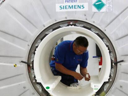 Un trabajador, en una m&aacute;quina de resonancia magn&eacute;tica de Siemens Healthineers, en Shenzhen (China).