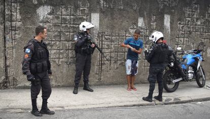 Policías militares registran a un joven en una favela de Río en enero.