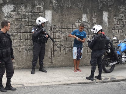 Policías militares registran a un joven en una favela de Río en enero.