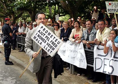 El diputado de CIU Pere Macias, ante una manifestación de payeses en el Parlament.