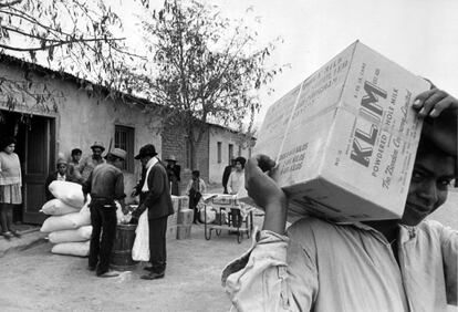 El Programa Mundial de Alimentos, patrocinado por la FAO y la ONU, ha participado en numerosos proyectos de desarrollo desde su creación en 1963. En la imagen, del valle de Punitaqui (Chile) en la primavera de 1968, se ve la distribución de suministros en la zona. El PMA, especializado en actuar ante emergencias, proporciona comida cada año a más de 20 millones de niños en las escuelas. Esto incentiva a las familias a mantener a sus hijos escolarizados y al no tener hambre, el rendimiento académico y la capacidad de concentración de los jóvenes mejora. Otros planes, como Alimentos por Trabajo, dan comida a cambio de trabajar en proyectos de desarrollo que ayuden a construir las bases para un futuro en el que esa misma ayuda no sea necesaria.