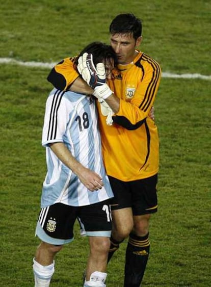 Abbondanzieri celebra el pase a la final de la Copa América con Messi.