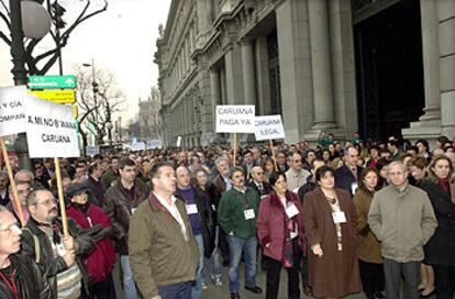 Empleados del Banco de España, ante la sede madrileña de la institución, durante la concentración de ayer.