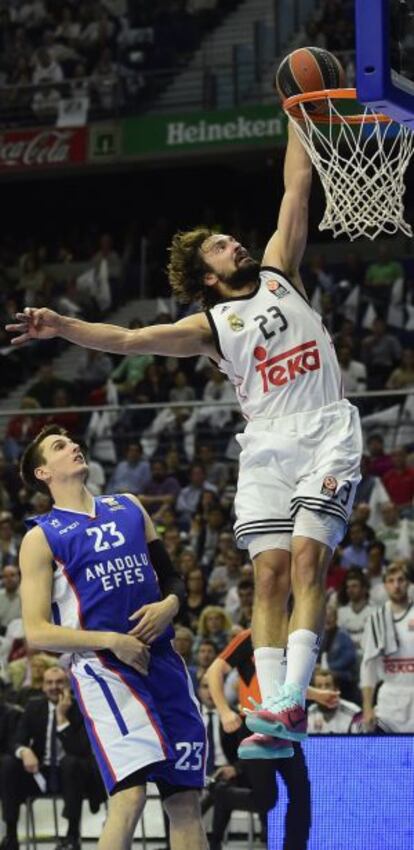 Sergio Lull machaca el aro ante la mirada de Matt Janning.