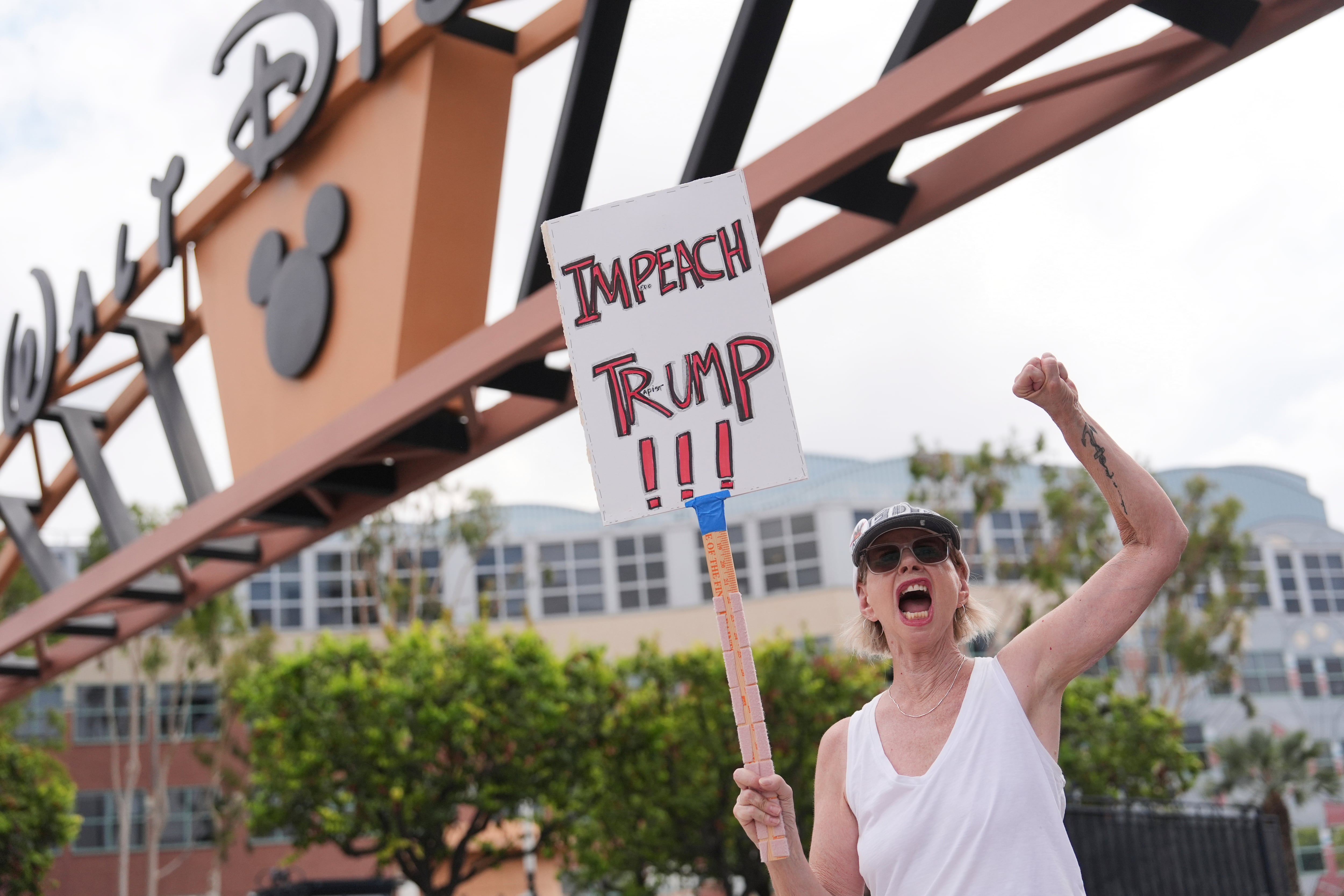 Disney demanda a la FCC por “una campaña de represalias” debido a las críticas de la cadena ABC a Trump
