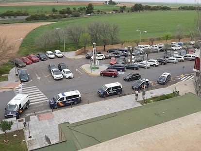 Furgones de policía, ante el Hospital Infanta Elena de Huelva, este viernes.