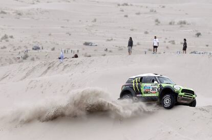 El piloto francés Stephane Peterhansel atraviesa una duna con su Mini.