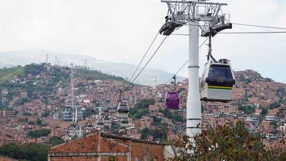 El Metrocable conecta las alturas de Medellín con los barrios ubicados en las laderas del valle.