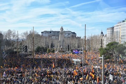 Asistentes a la manifestación contra la amnistía convocada por el PP, este domingo, en la madrileña plaza de España. 
