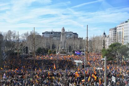 Asistentes a la manifestación contra la amnistía convocada por el PP, este domingo, en la madrileña plaza de España. 