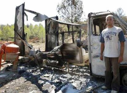 Sebastian Deschants, un ciudadano belga que ha perdido la masía y los cultivos de sus dos fincas en el incendio forestal que afecta a la localidad de Les Useres.