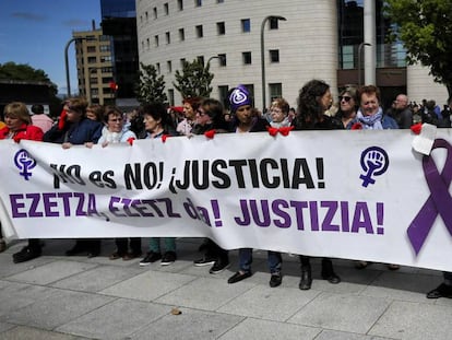 Concentración en apoyo a la víctima de La Manada a las puertas de la Audiencia, en Pamplona.