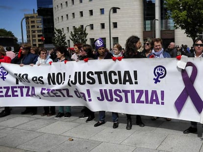 Concentración en apoyo a la víctima de La Manada a las puertas de la Audiencia, en Pamplona.