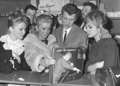 Johnny Hallyday y Catherine Deneuve muestran una copia del álbum 'Salut les Copains' en una tienda de discos de París en enero de 1962.