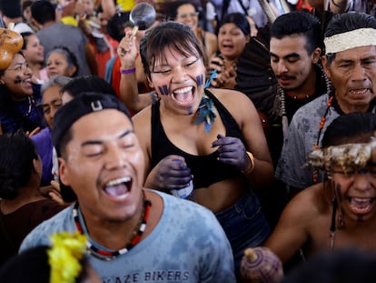 Indígenas xokleng celebran su victoria judicial este jueves en el Tribunal Supremo, en Brasilia.
